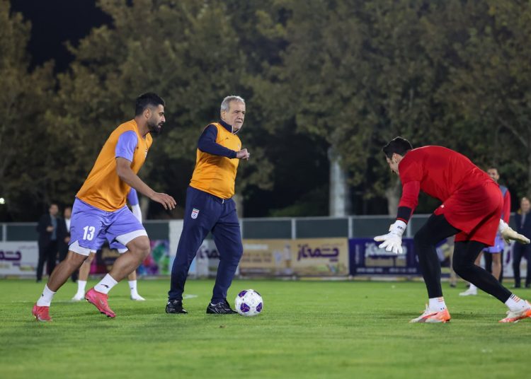 پزشکیان بازیکن تیم ملی شد!/ رئیس جمهور در جمع شاگردان قلعه نویی