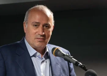 تاج بی تاج شد
